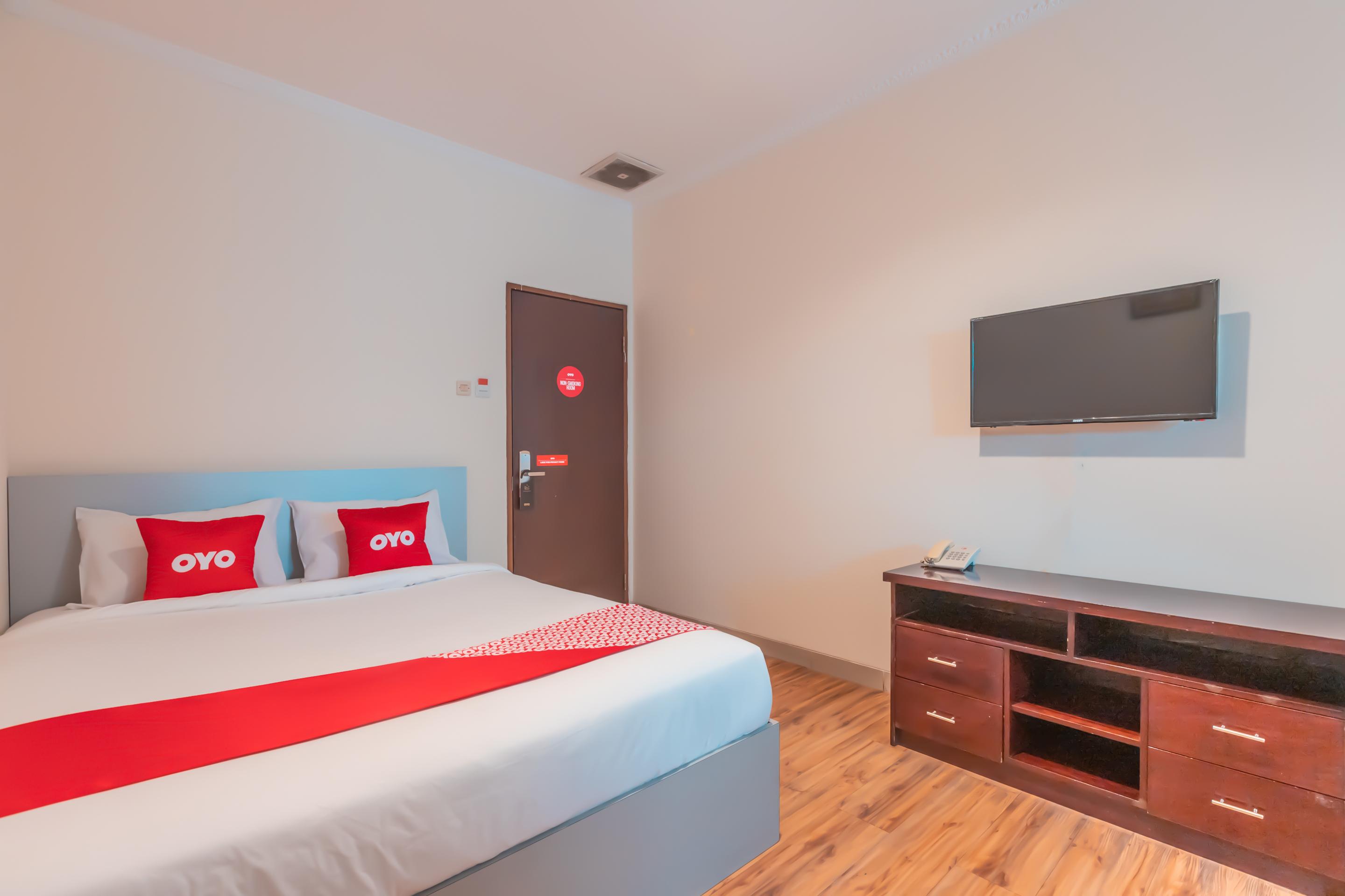 Vaccinated Staff - Oyo Flagship 2131 Hotel Binong Тангеранг Экстерьер фото