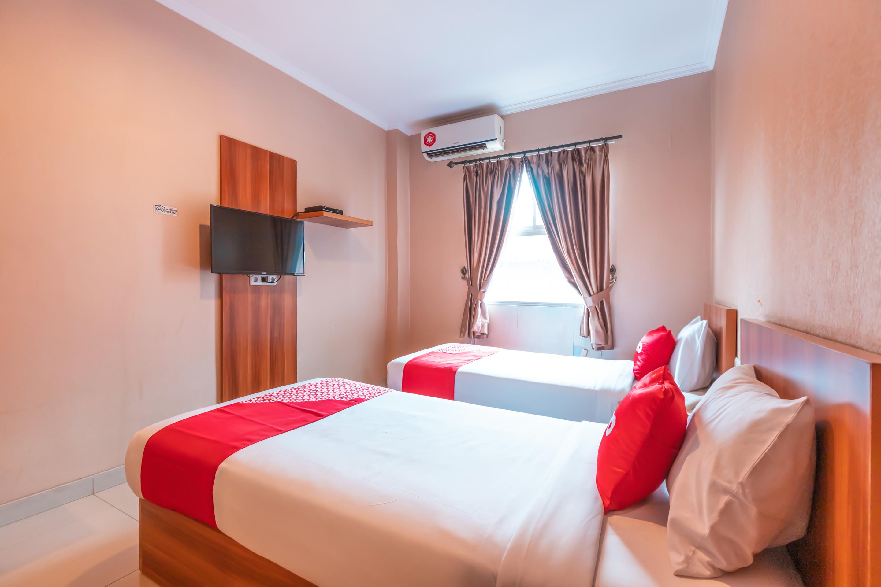 Vaccinated Staff - Oyo Flagship 2131 Hotel Binong Тангеранг Экстерьер фото