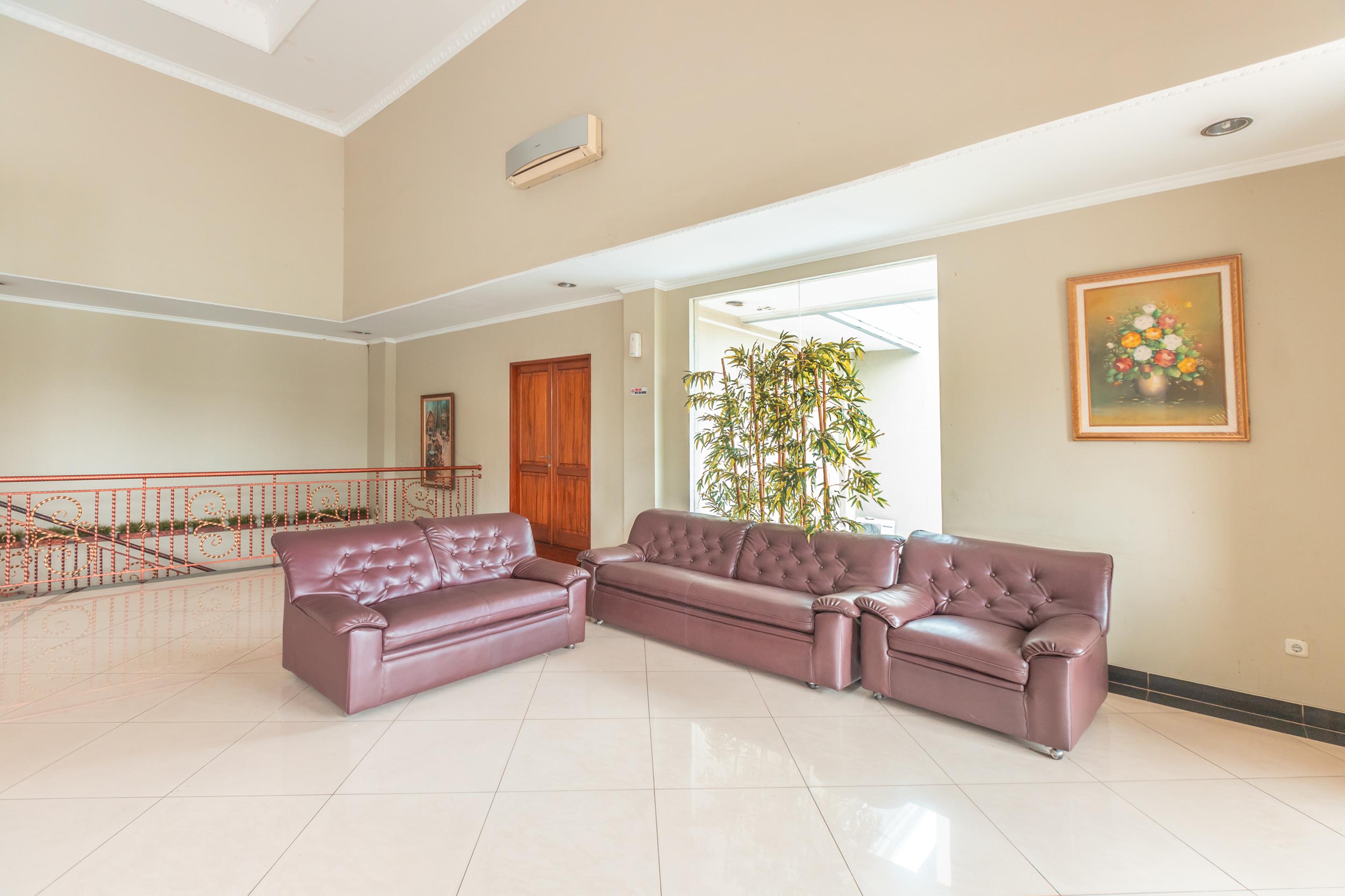 Vaccinated Staff - Oyo Flagship 2131 Hotel Binong Тангеранг Экстерьер фото
